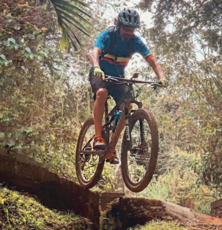 Get Rolling with Cycle-Run's Top-Quality Cycling Wear Gear: Jerseys, Shorts, Shoes, and Gloves